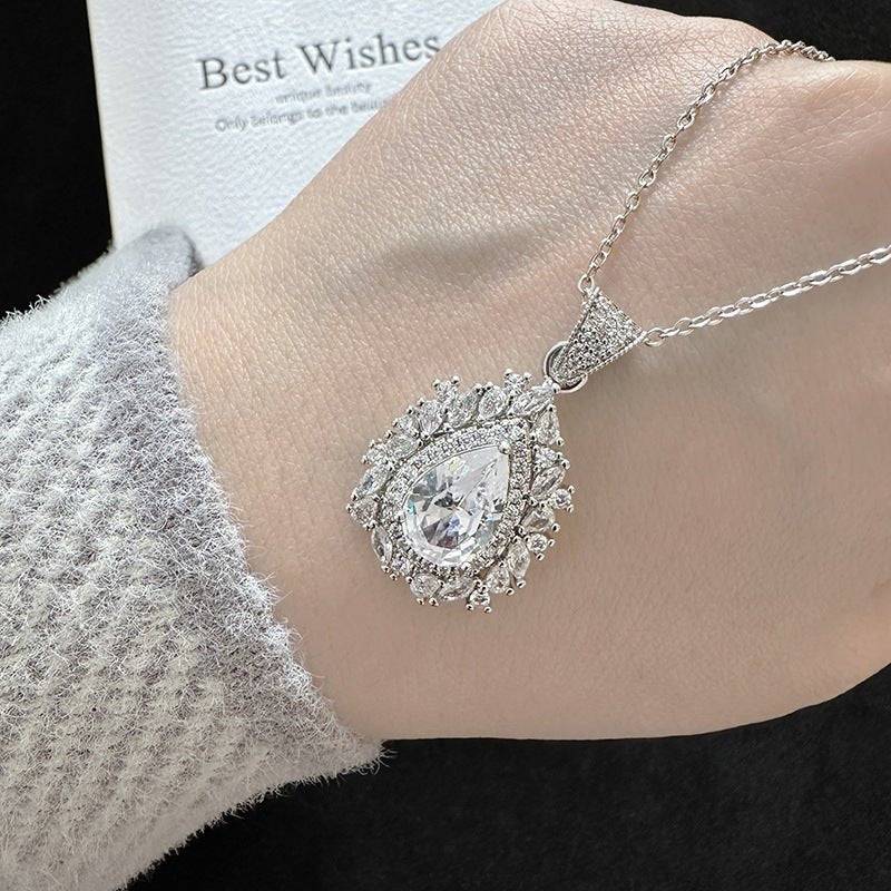 Luxury Minimalist Necklace with Teardrop Pendant - Nova LuxeLuxury Minimalist Necklace with Teardrop Pendant